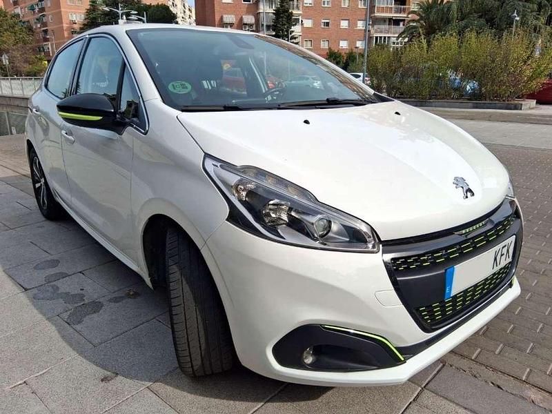 Usado Peugeot 208 Style 82 CV (60 kW) 2017 Blanco Utilitario