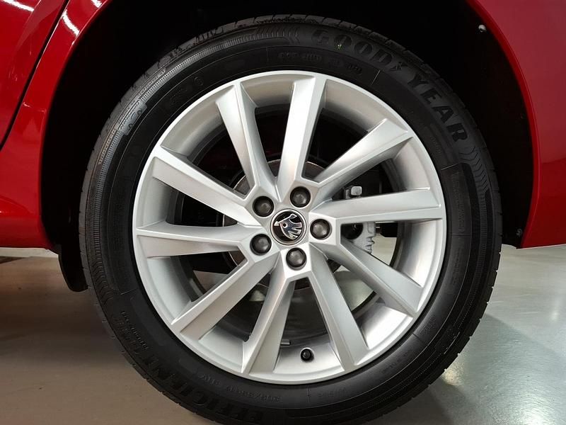 Usado Skoda Kamiq Selection 115 CV (84 kW) 2025 Rojo velvet metalizado SUV