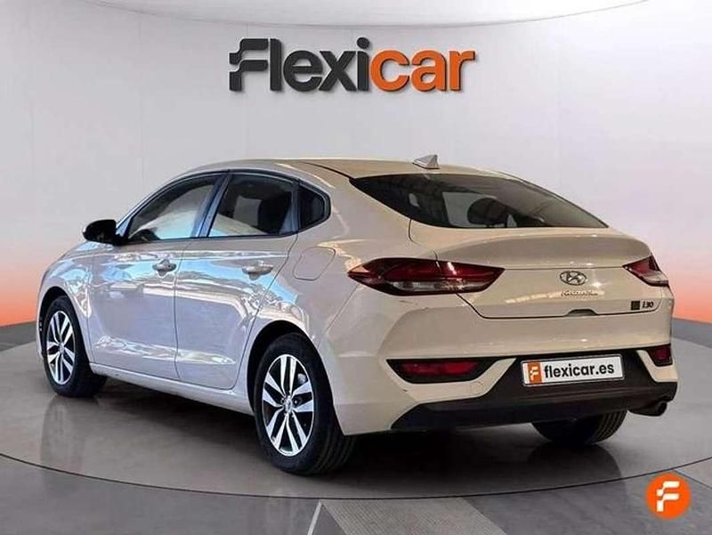 Usado Hyundai i30 120 CV (88 kW) 2018 Blanco Berlina
