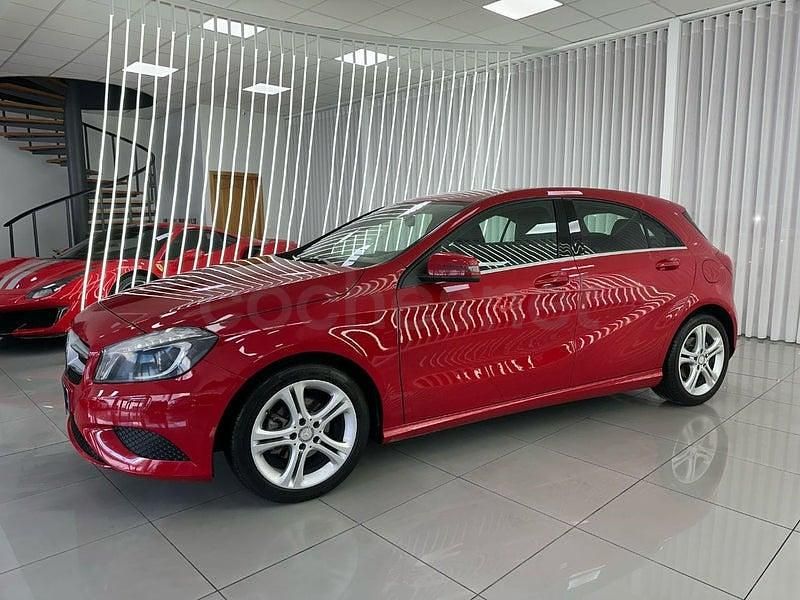 Usado Mercedes A180 Style 109 CV (80 kW) 2014 Rojo Utilitario