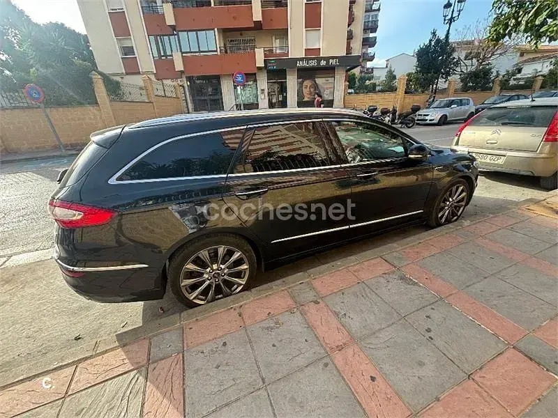 Usado Ford Mondeo Vignale 240 CV (176 kW) 2016 Negro Familiar