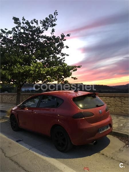 Usado Seat Leon Sport 105 CV (77 kW) 2006 Rojo Utilitario