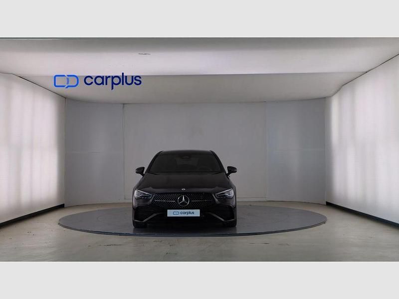 Usado Mercedes CLA200 150 CV (110 kW) 2024 Negro cosmos (metalizado) Utilitario