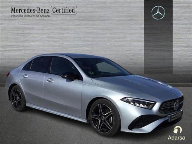 Usado Mercedes A200 AMG line 150 CV (110 kW) 2025 Plata hightech Berlina