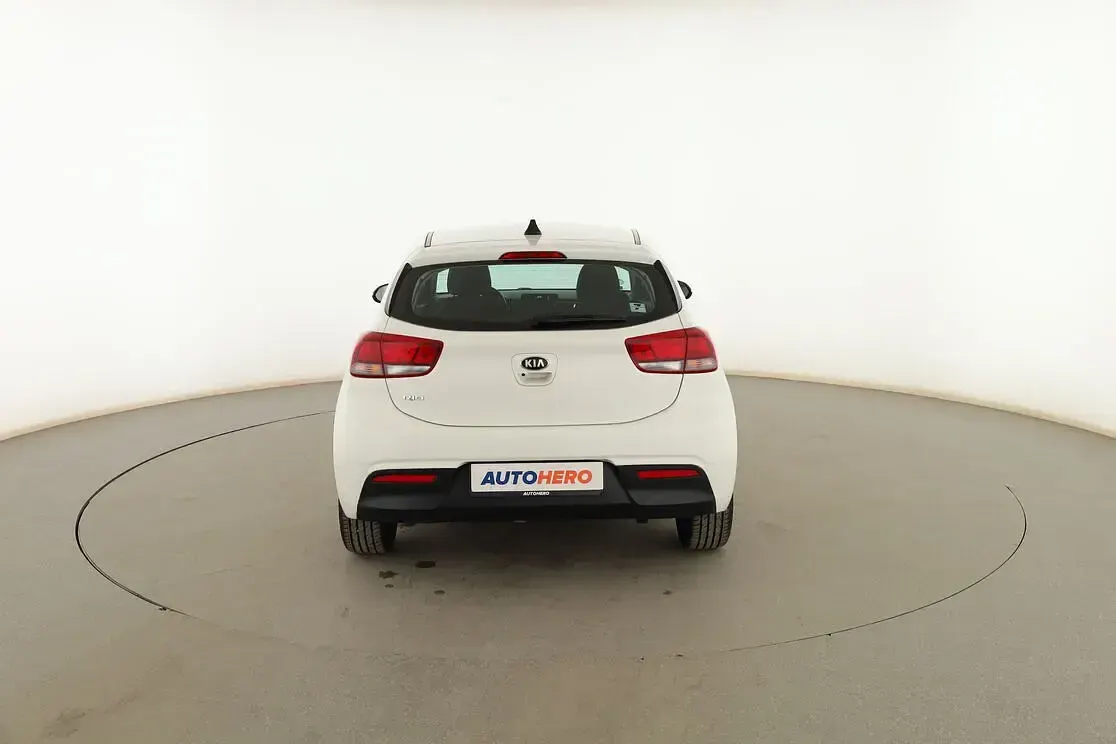 Usado Kia Rio 84 CV (61 kW) 2021 Blanco Berlina
