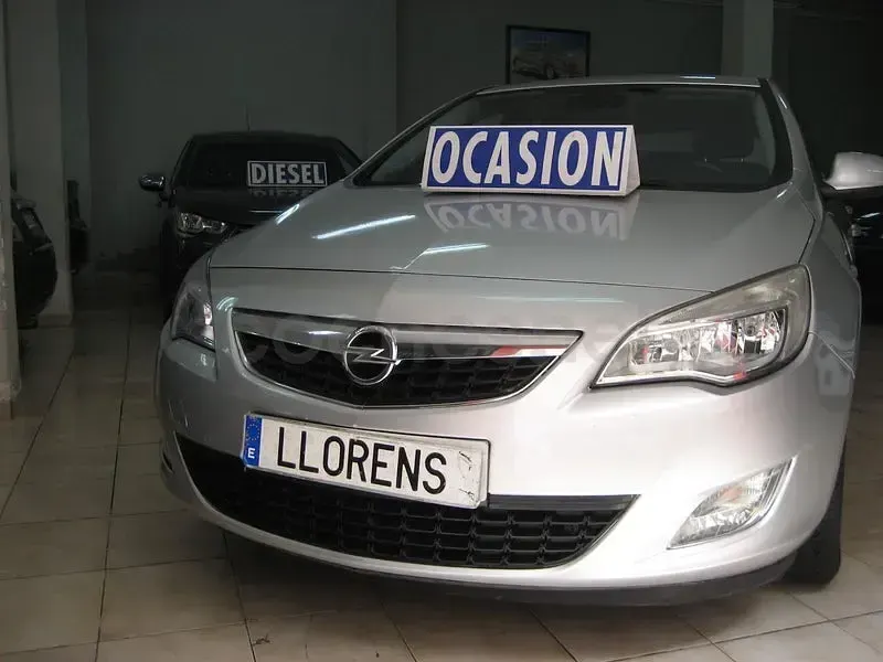 Usado Opel Astra Edition 115 CV (84 kW) 2010 Gris / plata Berlina