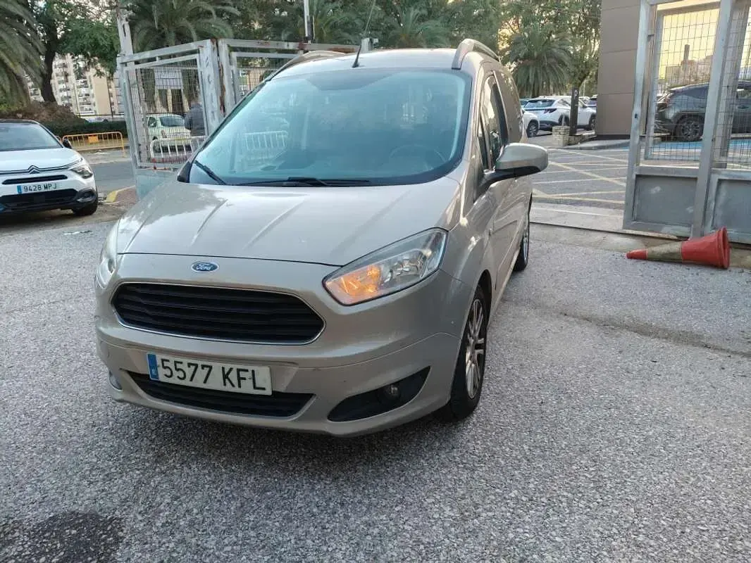 Usado Ford Tourneo Courier Trend 102 CV (75 kW) 2017 Beige Monovolumen