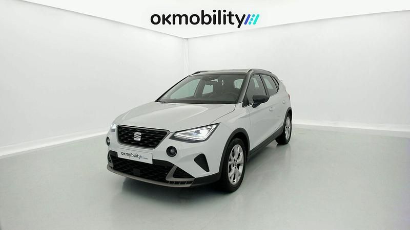 Nevada weiß metallic / magnetic grau metallic Usado 2023 Seat Arona FR SUV | 15.120 € (Super precio) - Imagen 1/4