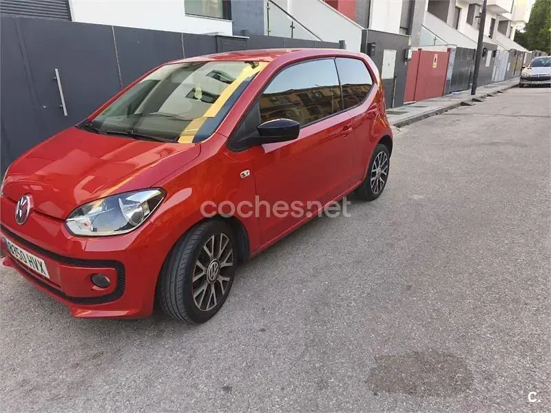 Usado VW up! 75 CV (55 kW) 2014 Rojo Utilitario