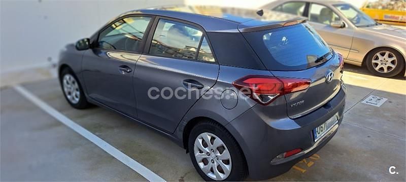 Usado Hyundai i20 84 CV (61 kW) 2016 Gris / plata Berlina