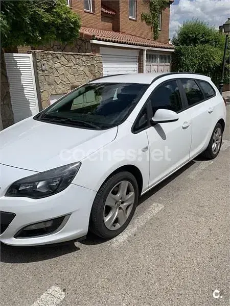 Usado Opel Astra Selective 110 CV (80 kW) 2012 Blanco Familiar