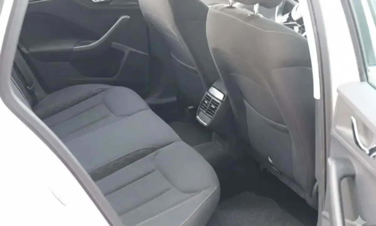 Usado Skoda Kamiq Active 110 CV (80 kW) 2021 Blanco SUV