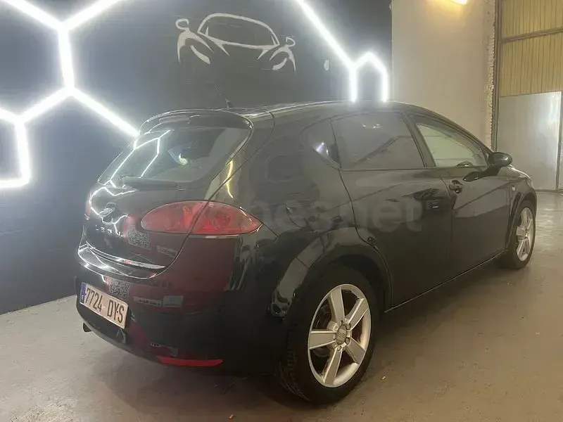 Usado Seat Leon Sport 105 CV (77 kW) 2006 Negro Utilitario