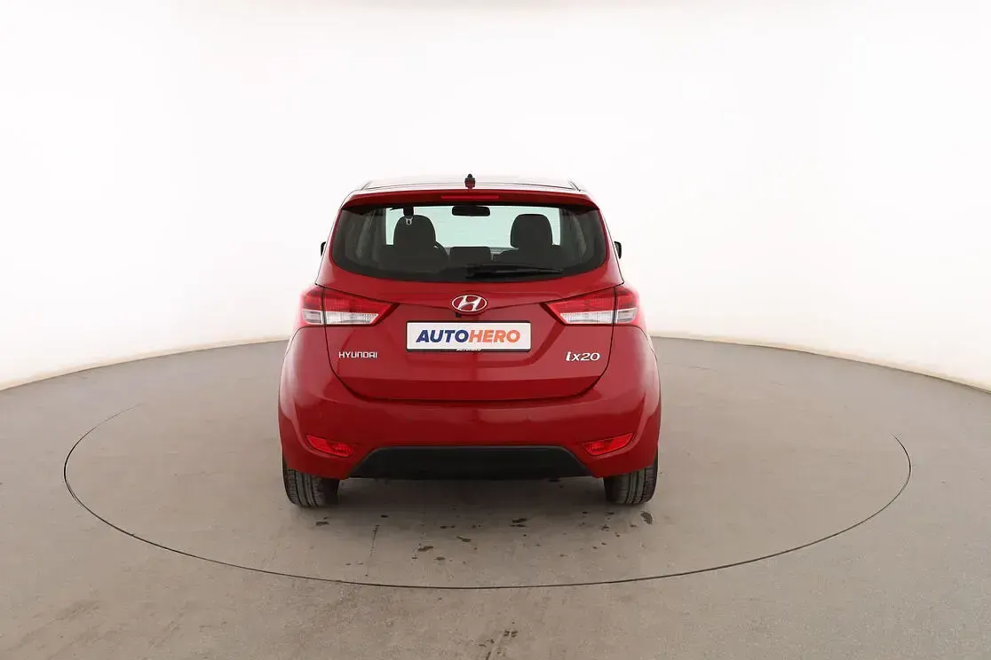 Usado Hyundai ix20 Comfort 90 CV (66 kW) 2018 Rojo Utilitario