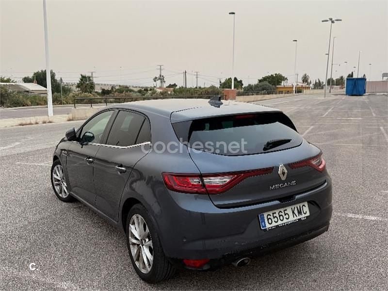 Usado Renault Mégane IV Zen 130 CV (95 kW) 2018 Gris / plata Berlina