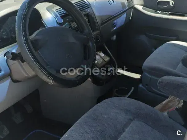 Usado Kia Carnival EX 144 CV (105 kW) 2003 Gris / plata Monovolumen