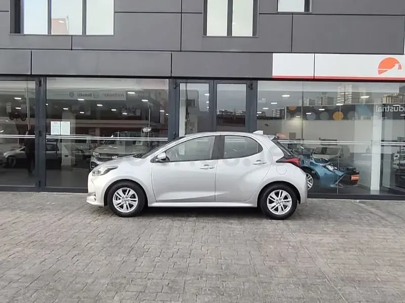 Usado Toyota Yaris 125 CV (91 kW) 2023 Gris / plata Utilitario