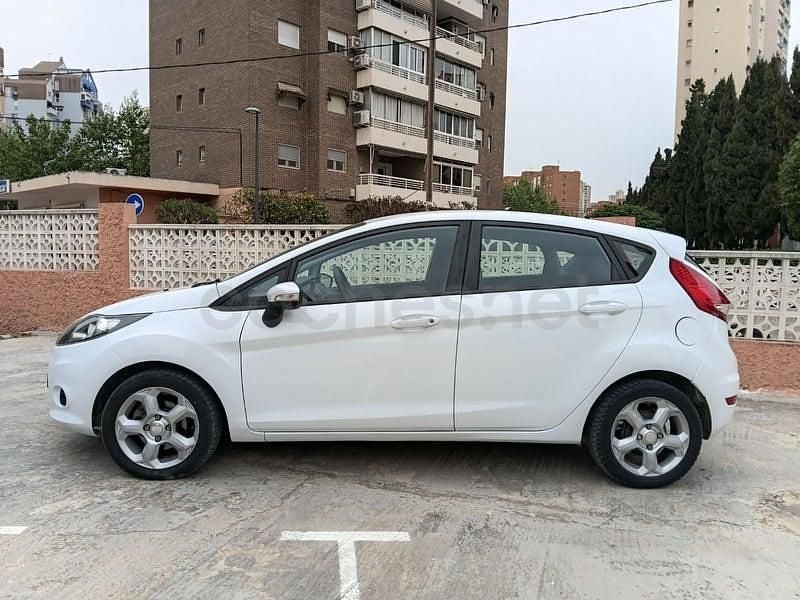 Usado Ford Fiesta Ambiente 68 CV (50 kW) 2009 Blanco Utilitario