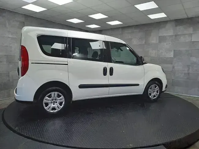 Usado Fiat Doblò 95 CV (69 kW) 2021 Blanco Monovolumen