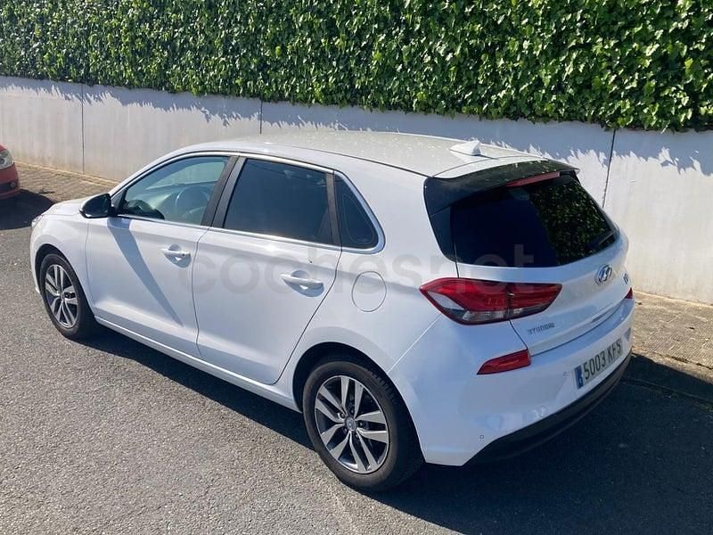 Usado Hyundai i30 110 CV (80 kW) 2017 Blanco Berlina