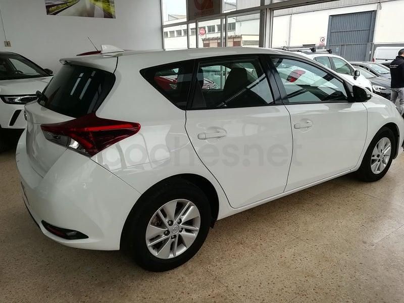 Usado Toyota Auris Hybrid Business Edition 136 CV (100 kW) 2018 Blanco Berlina