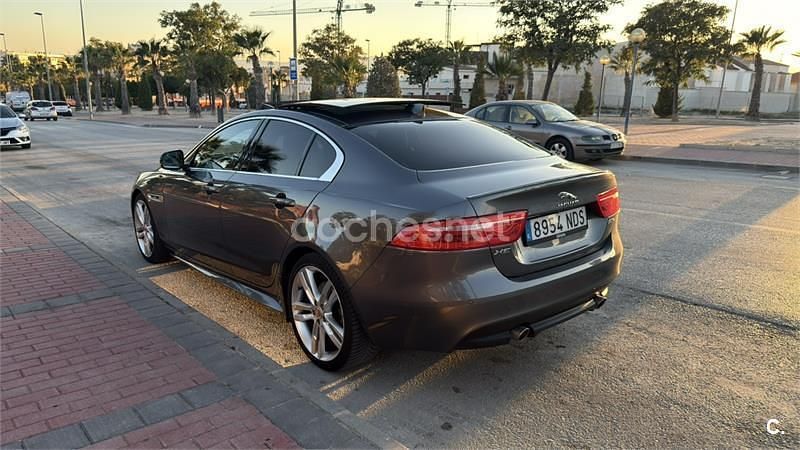 Usado Jaguar XE R-Sport 200 CV (147 kW) 2018 Gris / plata Berlina
