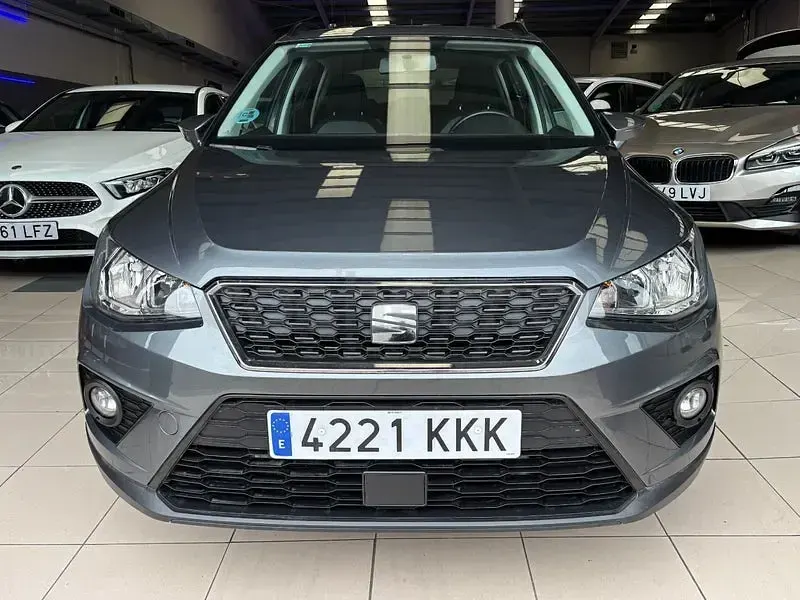 Usado Seat Arona Ecomotive 115 CV (84 kW) 2018 Gris / plata SUV