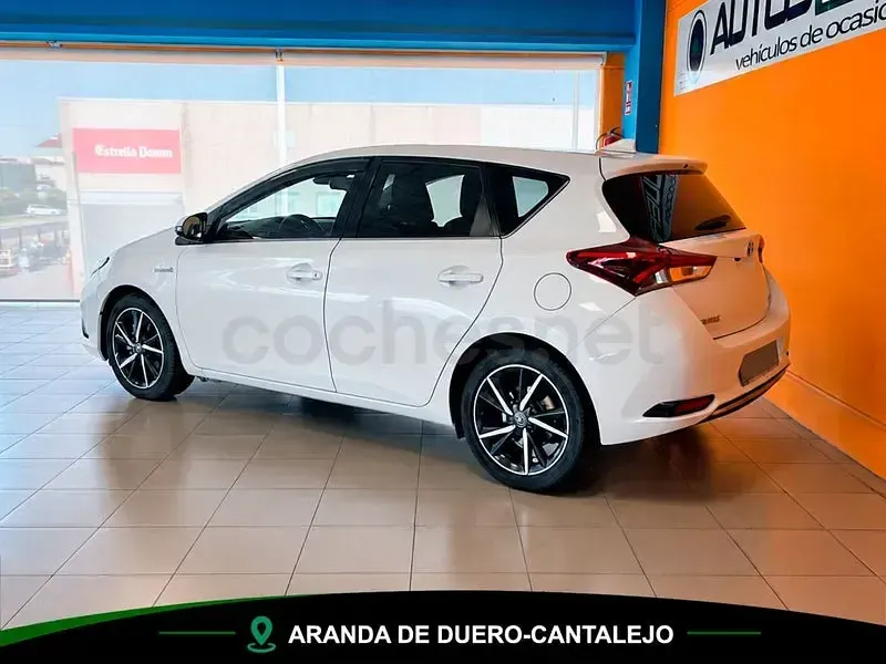 Usado Toyota Auris Hybrid Advance 136 CV (100 kW) 2017 Blanco Berlina