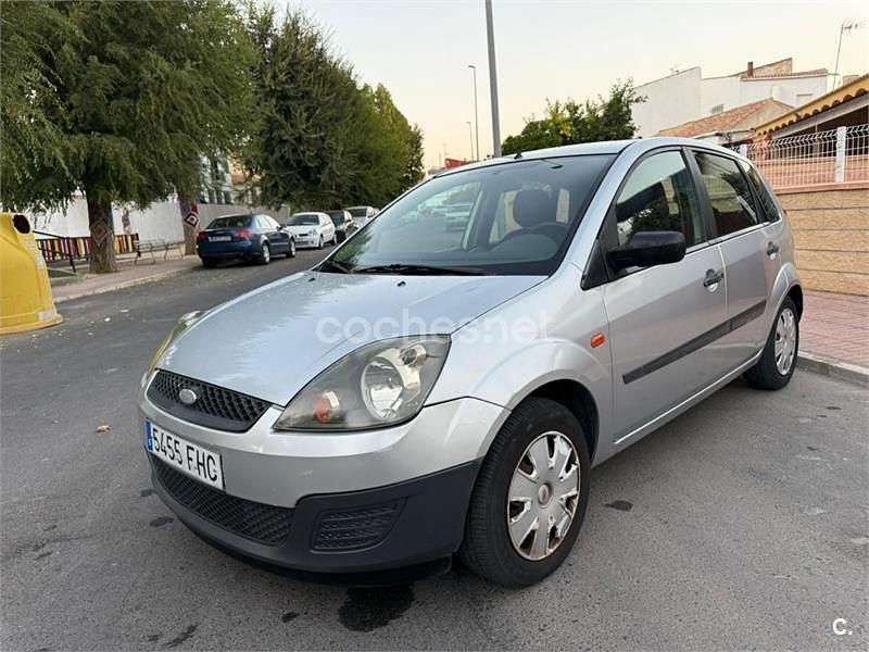Gris / plata Usado 2008 Ford Fiesta Trend Utilitario | 2800 € (Buen precio) - Imagen 1/4