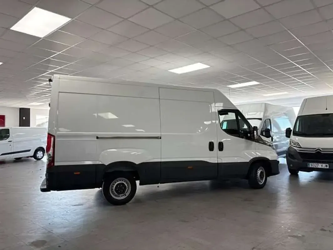 Usado Iveco Daily 160 CV (117 kW) 2023 Blanco Van