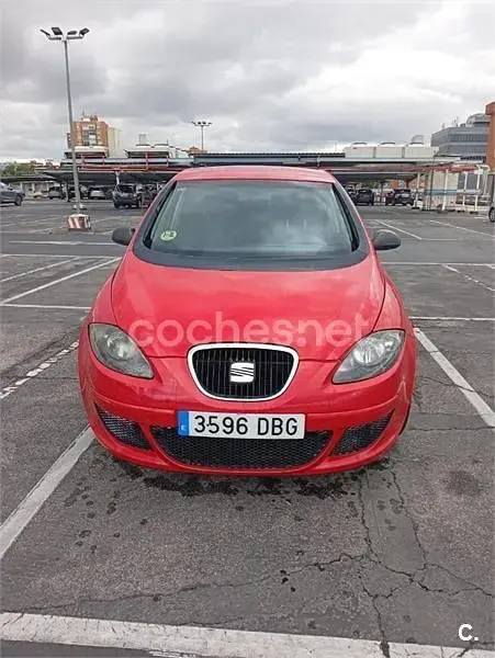Usado Seat Altea 102 CV (75 kW) 2005 Rojo Monovolumen