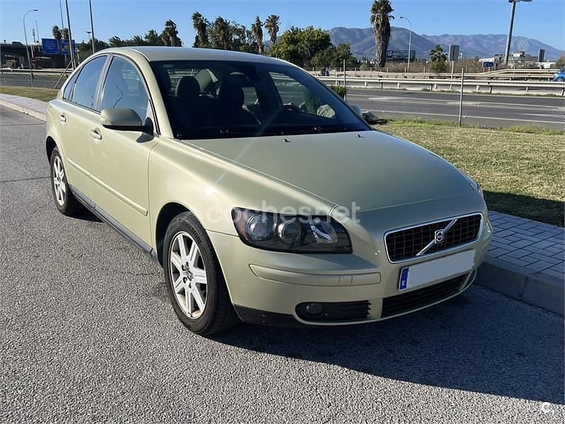 Usado Volvo S40 Momentum 136 CV (100 kW) 2005 Gris / plata Berlina