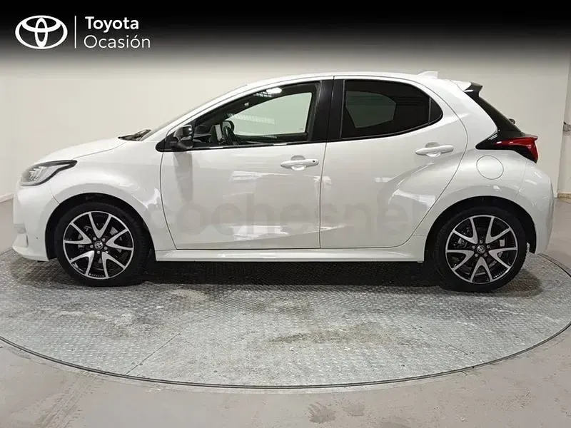 Käytetty Toyota Yaris Hybrid Style 116 HP (85 kW) 2021 Valkoinen Sedan