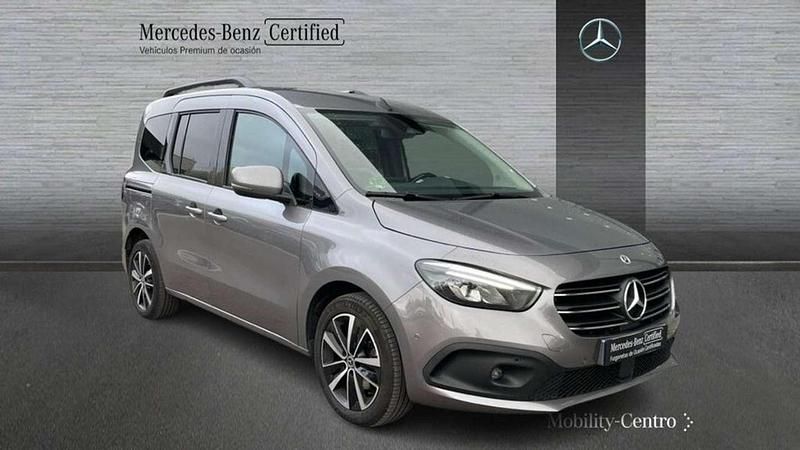 Usado Mercedes 180 Progressive 2023 Gris Berlina