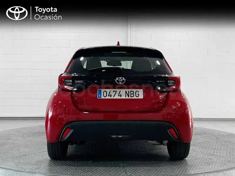 Usado Toyota Yaris Hybrid Active 116 CV (85 kW) 2025 Rojo Berlina
