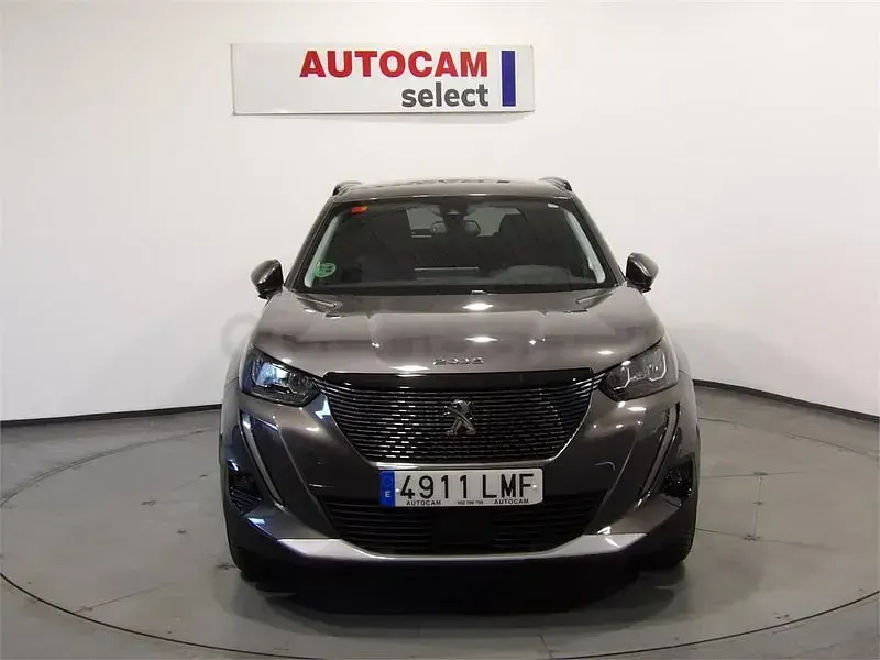 Usado Peugeot 2008 Allure 130 CV (95 kW) 2021 Gris / plata SUV