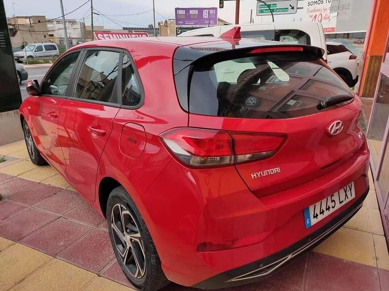 Usado Hyundai i30 N Line 120 CV (88 kW) 2022 Rojo Familiar