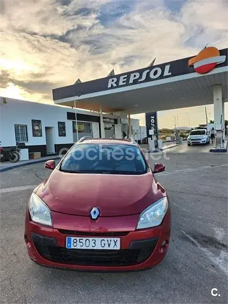 Usado Renault Mégane GrandTour Dynamique 105 CV (77 kW) 2010 Granate Familiar