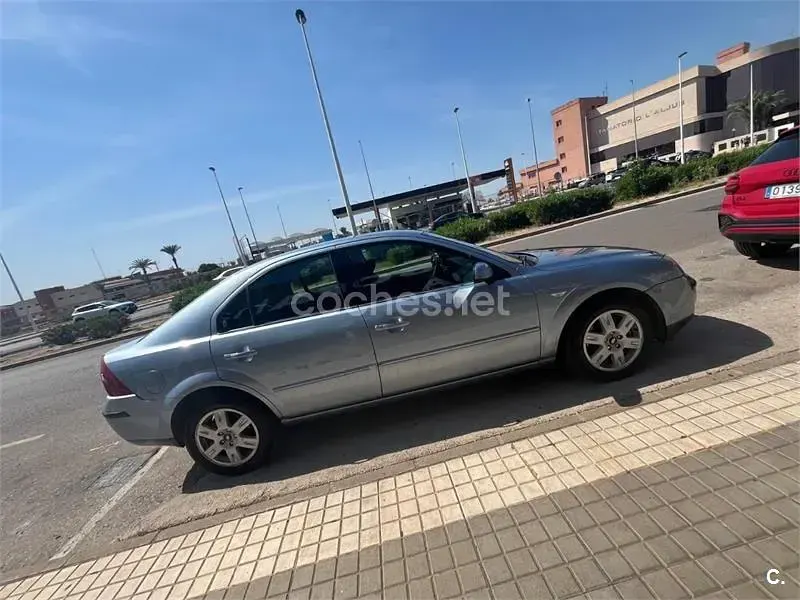 Usado Ford Mondeo Ghia 130 CV (95 kW) 2004 Azul Familiar