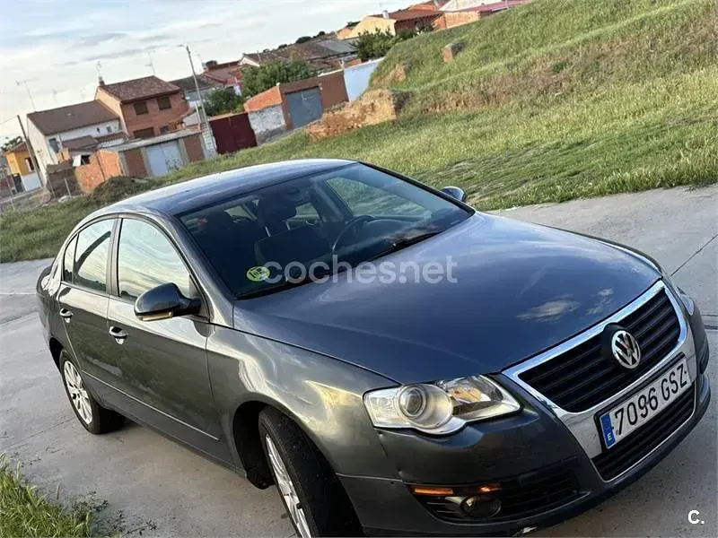 Usado VW Passat Advance 140 CV (102 kW) 2010 Gris / plata Berlina