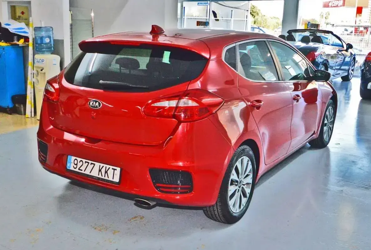 Usado Kia Ceed 100 CV (73 kW) 2018 Rojo Utilitario