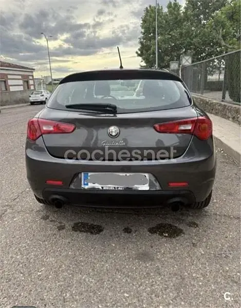 Usado Alfa Romeo Giulietta Distinctive 140 CV (102 kW) 2011 Gris / plata Utilitario