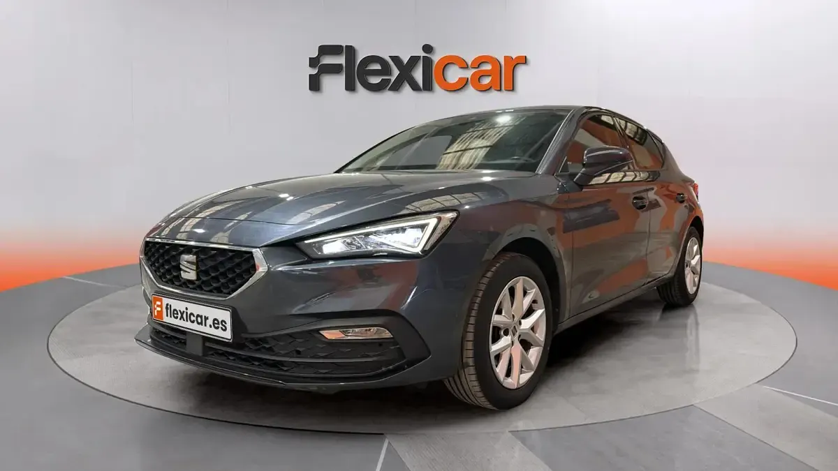Usado Seat Leon Style 131 CV (96 kW) 2021 Gris Berlina