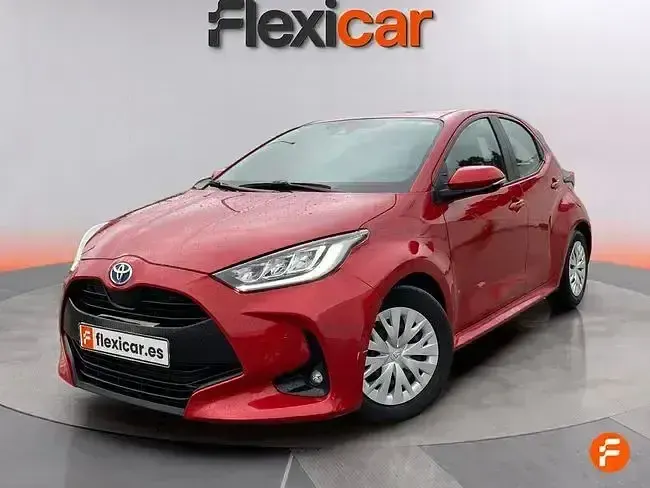 Begagnad Toyota Yaris Hybrid Active 116 HK (85 kW) 2023 Röd Sedan