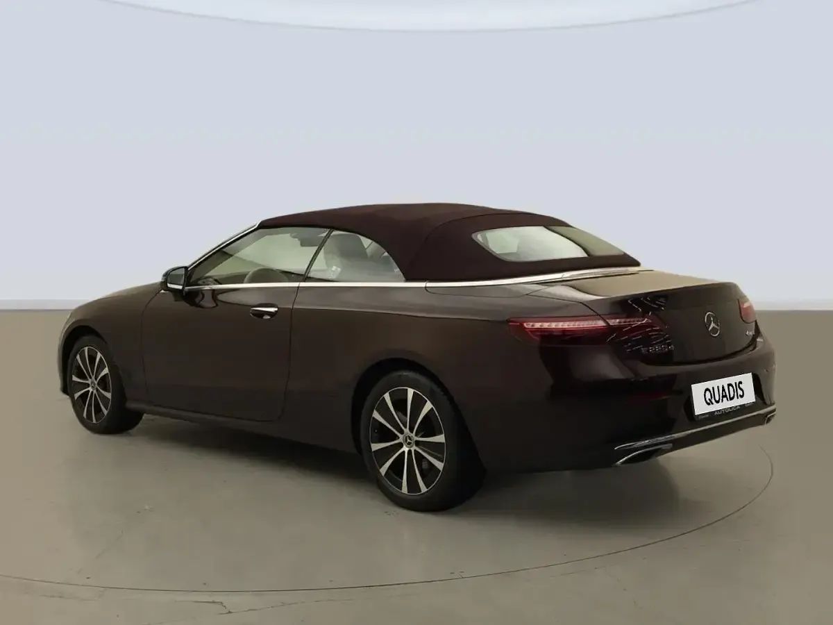 Usado Mercedes E220 194 CV (142 kW) 2021 Violeta Descapotable
