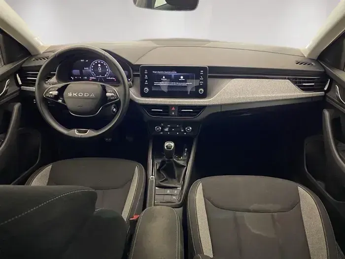 Usado Skoda Scala Selection 115 CV (84 kW) 2025 Negro Utilitario