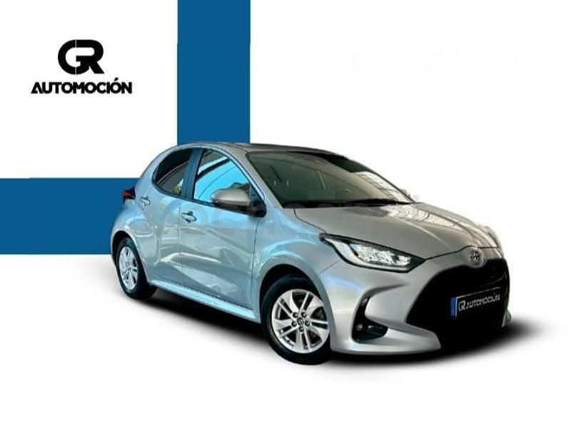 Usado Toyota Yaris 125 CV (91 kW) 2023 Gris / plata Utilitario