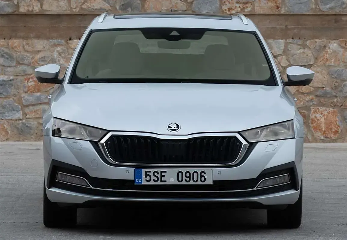 Usado Skoda Octavia Selection 150 CV (110 kW) 2024 Gris Familiar