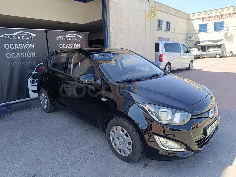 Usado Hyundai i20 85 CV (62 kW) 2013 Negro Utilitario
