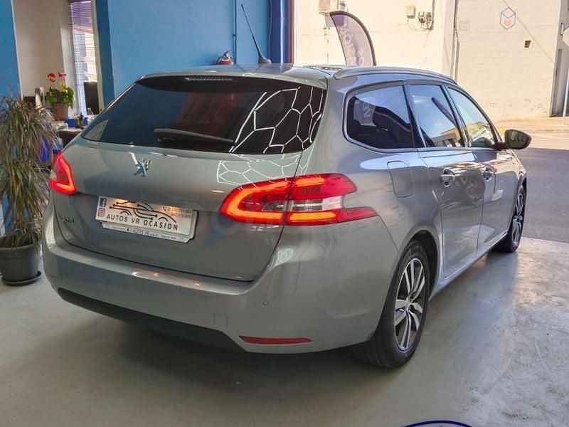 Usado Peugeot 308 SW Style 130 CV (95 kW) 2021 Gris / plata Familiar